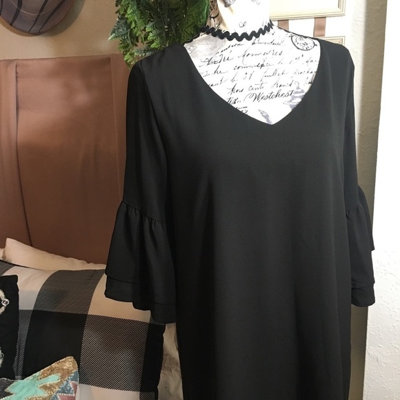 Belongsei - Straight black dress with ruffle sleeve - Picture 3 of 8
